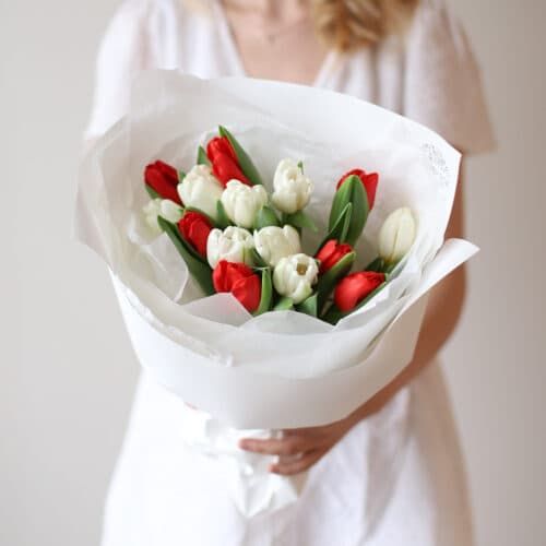 Белые и красные тюльпаны в нежном оформлении (15 шт) №1563 - Фото 3