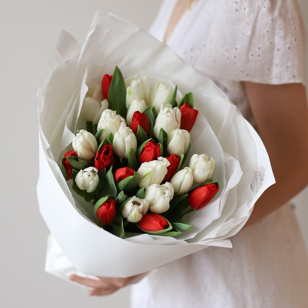 Белые и красные тюльпаны в нежном оформлении (25 шт) №1561 - Фото 1