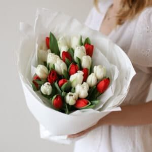 Белые и красные тюльпаны в нежном оформлении (25 шт) №1561 - Фото 4
