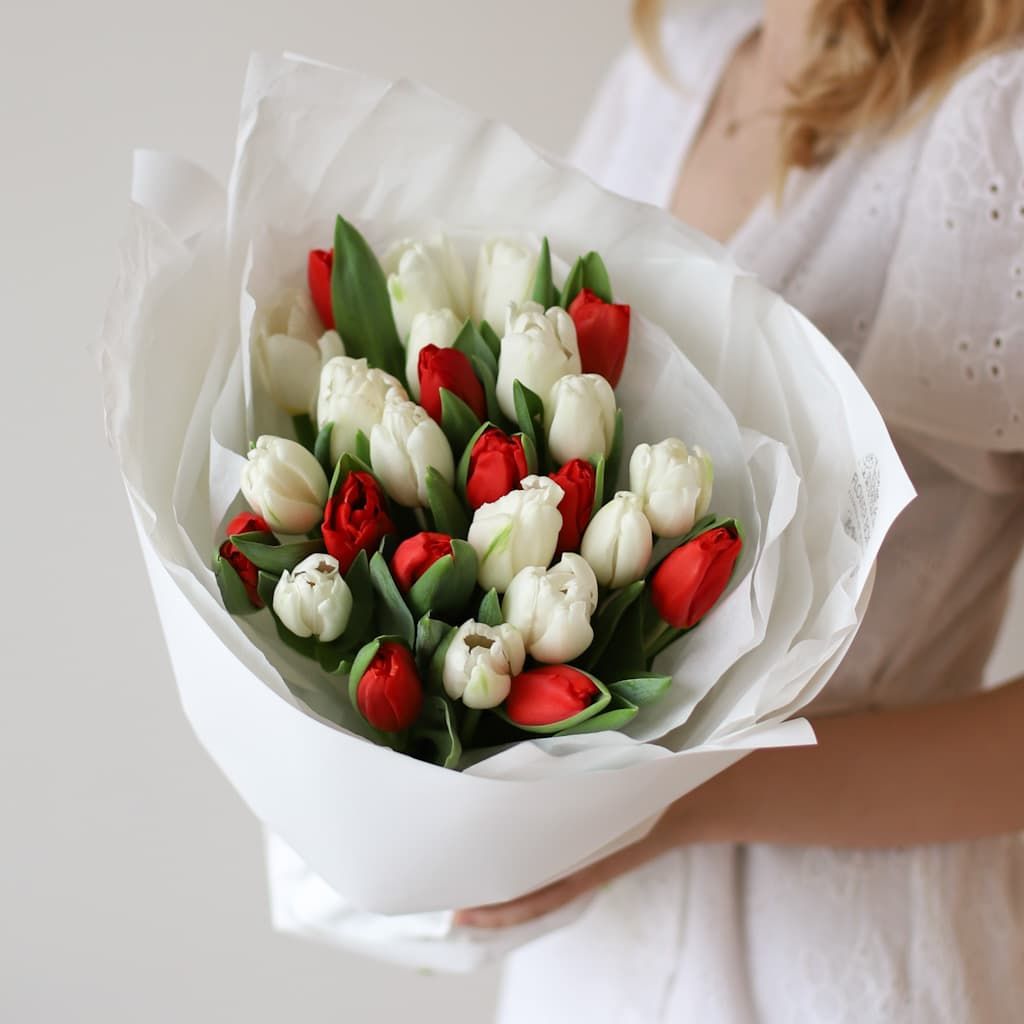Белые и красные тюльпаны голландские в нежном оформлении (25 шт) №1561 - Фото 2