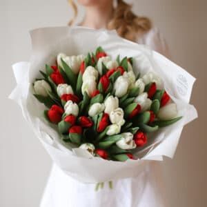Белые и красные тюльпаны в нежном оформлении (51 шт) №1564 - Фото 3