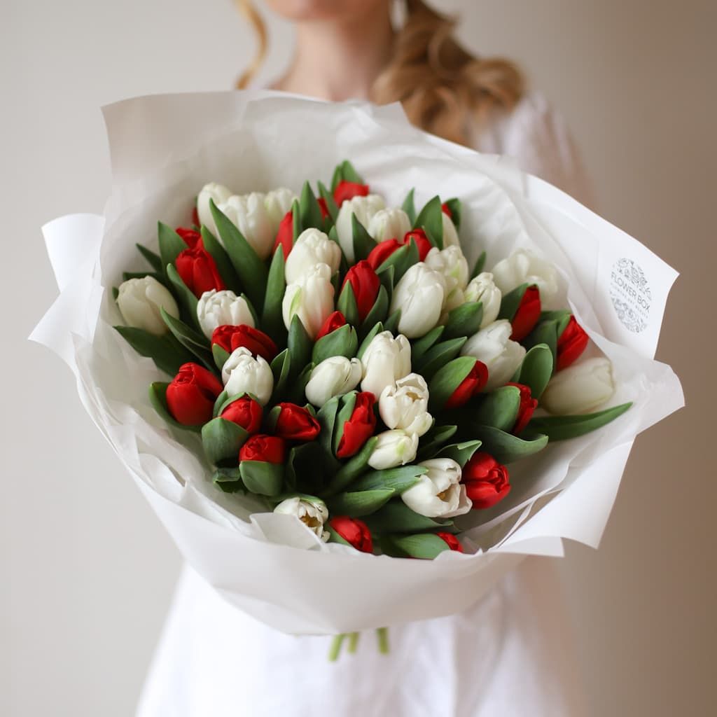 Белые и красные тюльпаны в нежном оформлении (51 шт) №1564 - Фото 1