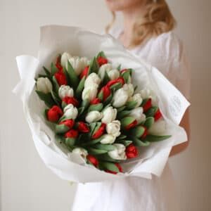 Белые и красные тюльпаны в нежном оформлении (51 шт) №1564 - Фото 4