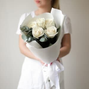 Белые розы с эвкалиптом (5 шт) №1693 - Фото 3