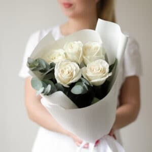 Белые розы с эвкалиптом (5 шт) №1693 - Фото 4