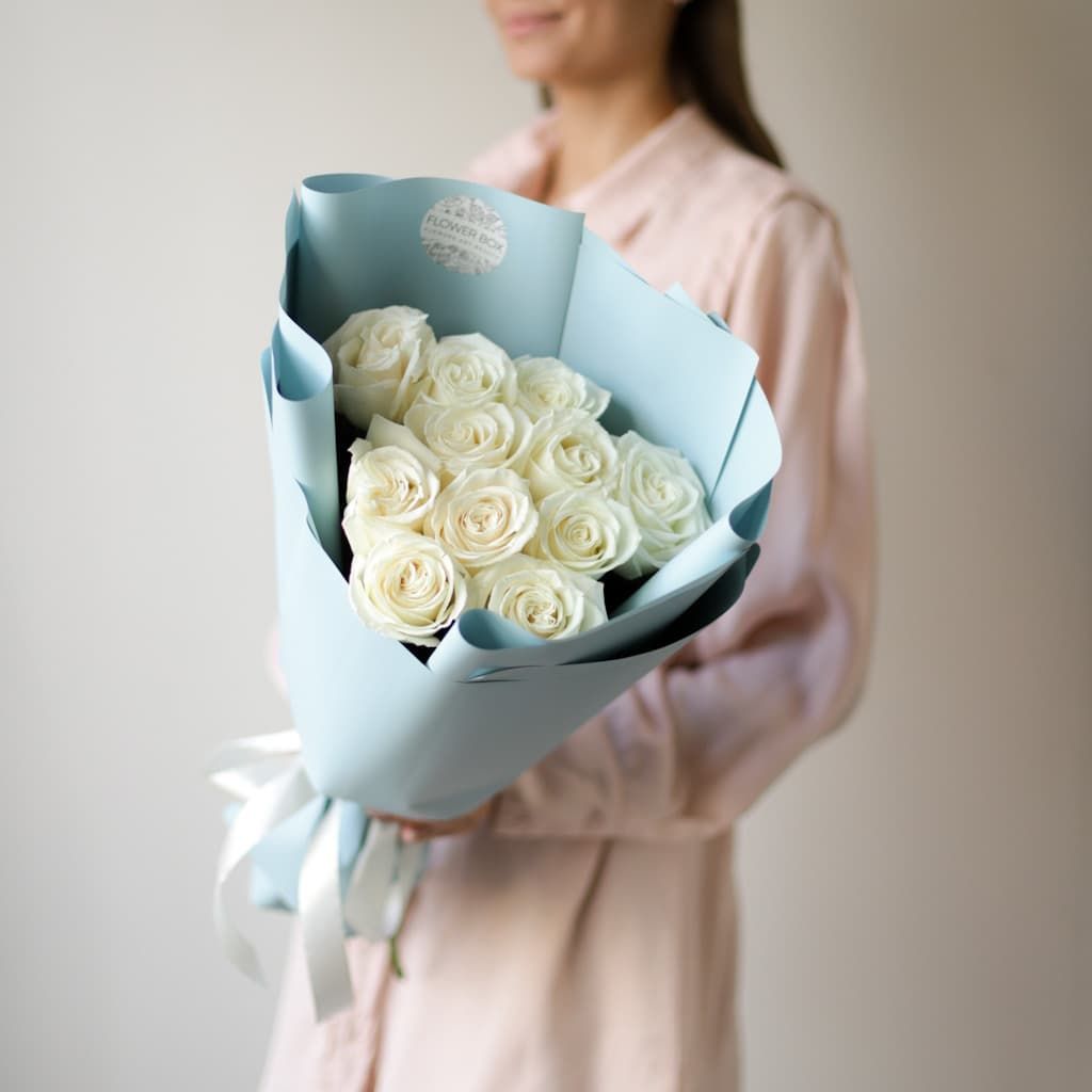 Белые розы в голубом оформлении (11 шт) №1749 - Фото 1