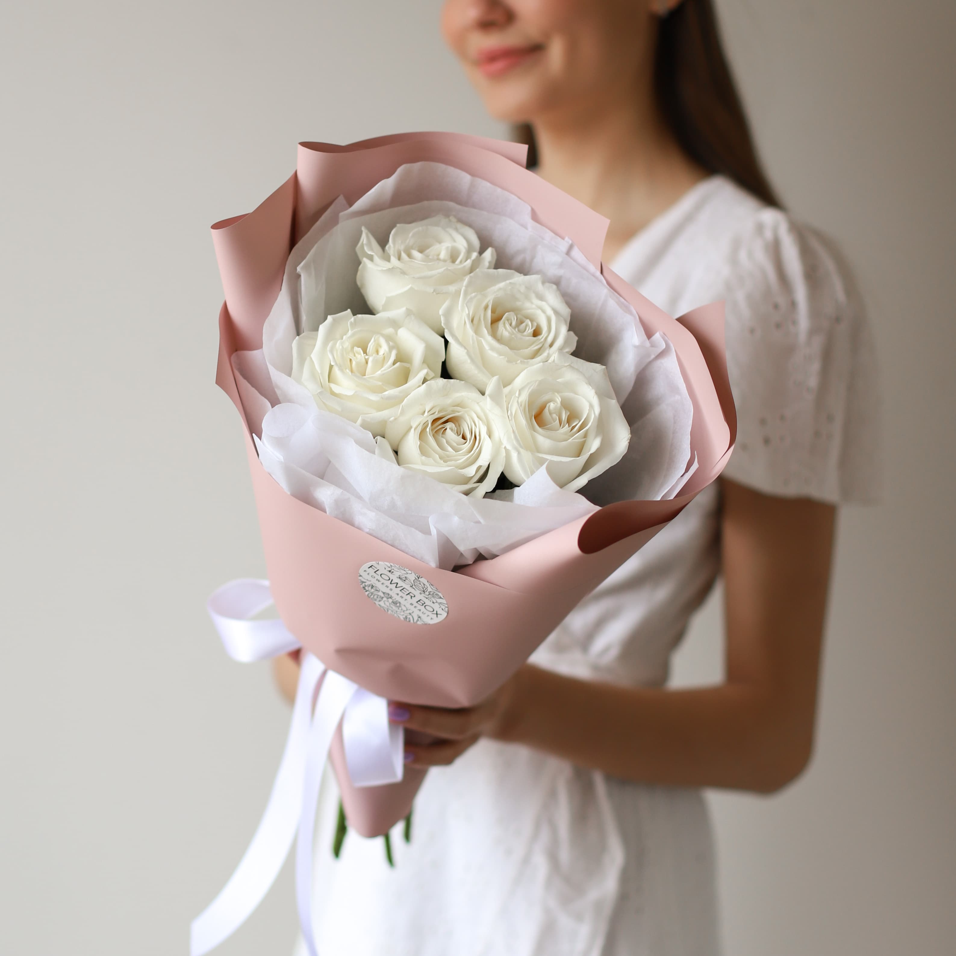 Белые розы в нежном оформлении (5 шт) №1574 - Фото 2