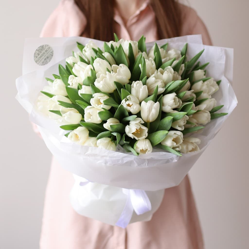 Белые тюльпаны голландские в белом оформлении (51 шт) №1589 - Фото 1