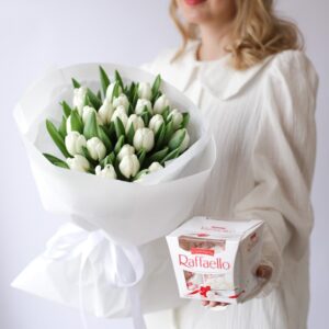 Белые тюльпаны в нежном оформлении с Рафаэлло (25 шт) №1590 - Фото 3