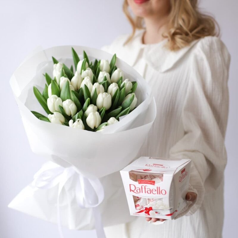 Белые тюльпаны в нежном оформлении с Рафаэлло (25 шт) №1590 - Фото 39