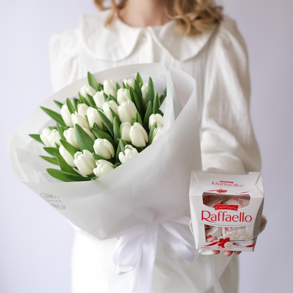 Белые тюльпаны в нежном оформлении с Рафаэлло (25 шт) №1590 - Фото 8