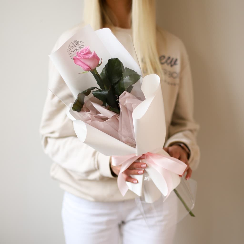 Роза сиреневая в белом оформлении №1434 - Фото 1