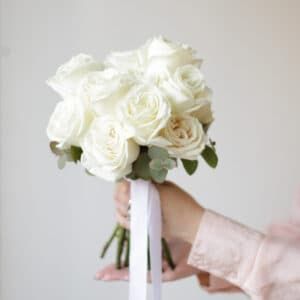 Букет невесты из белых роз и эвкалипта №979 - Фото 4