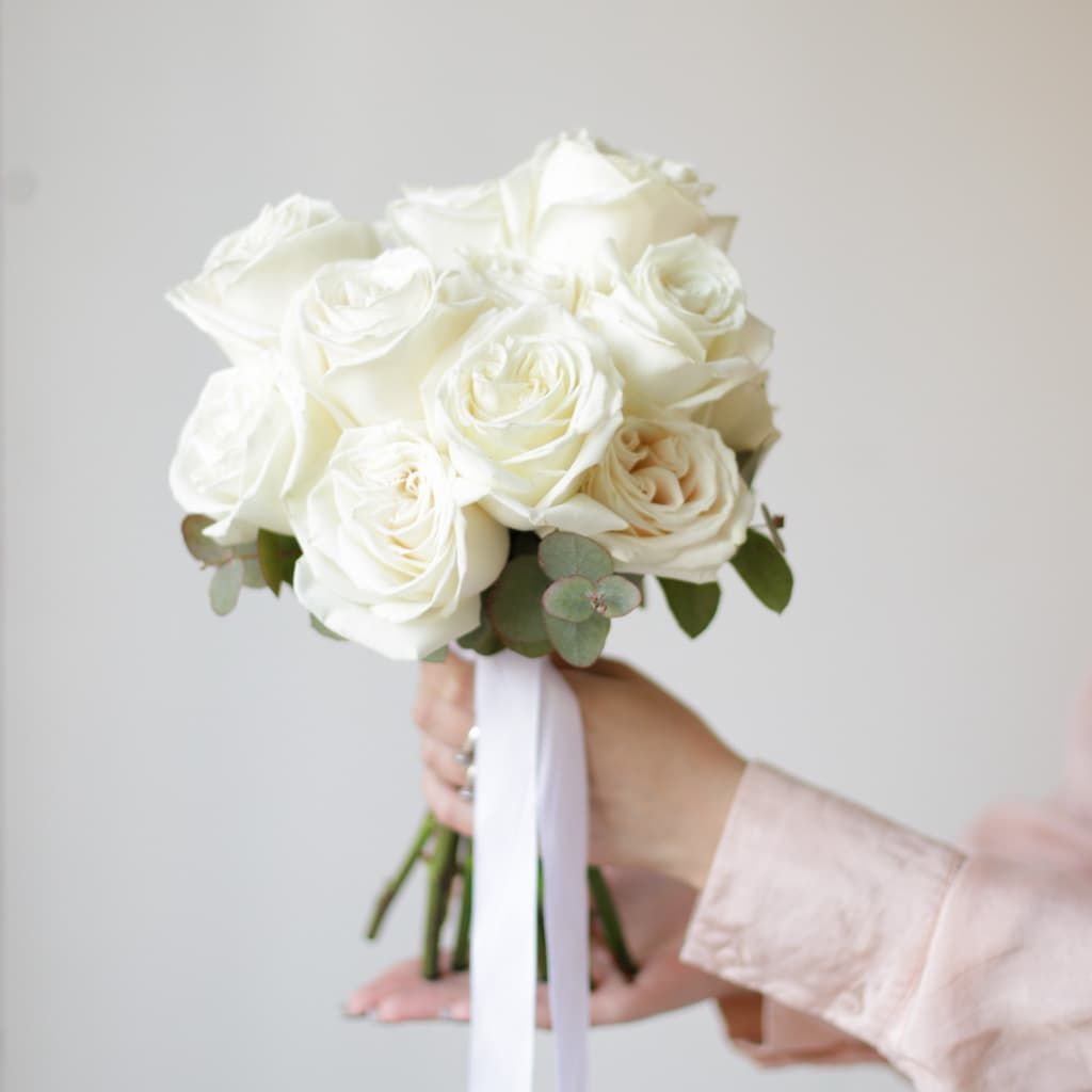 Букет невесты из белых роз и эвкалипта №979 - Фото 22
