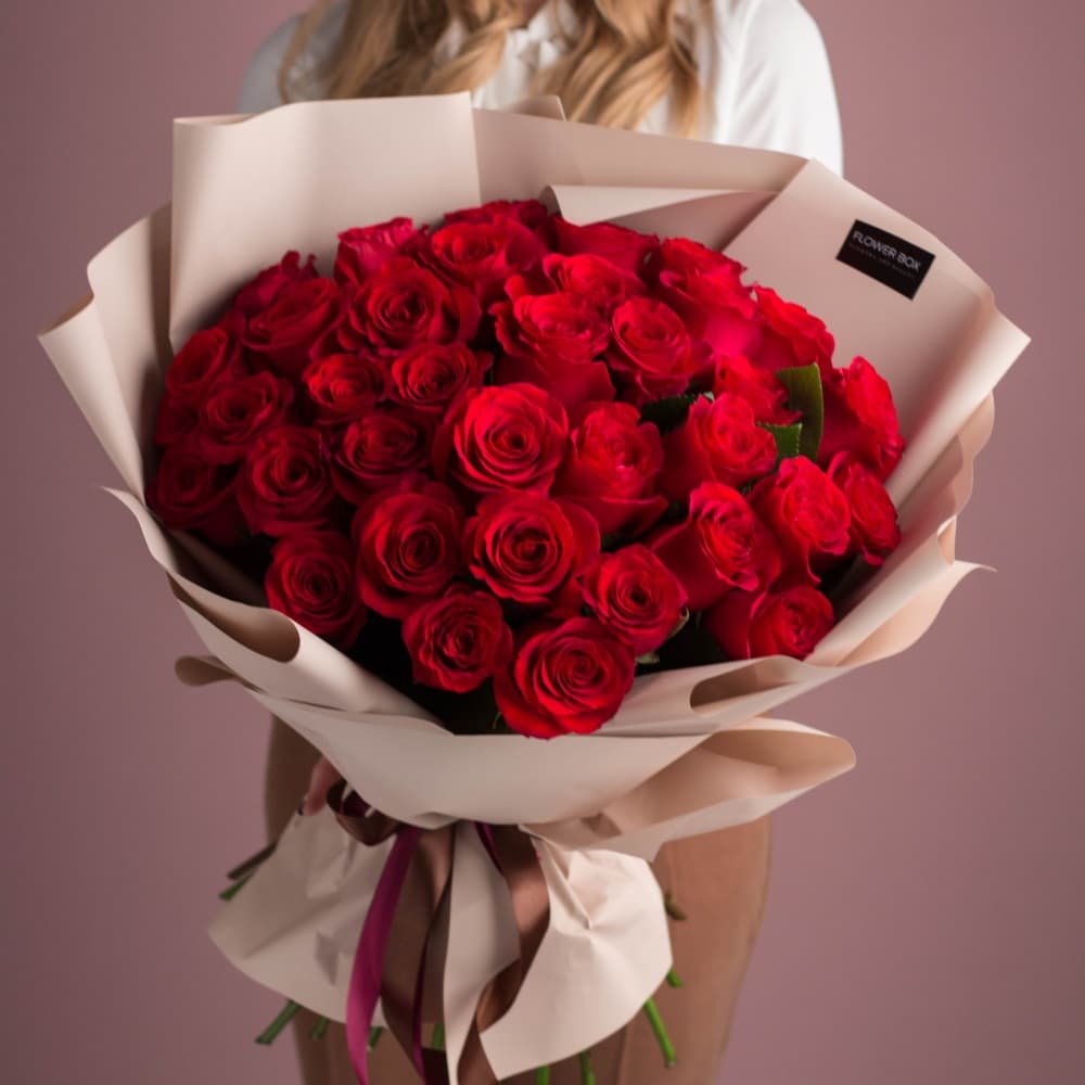 Классический букет из 41 красной розы в авторском оформлении №512 - Фото 1