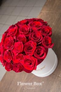 Шляпная коробка размера M с 33 красными розами №318 - Фото 6