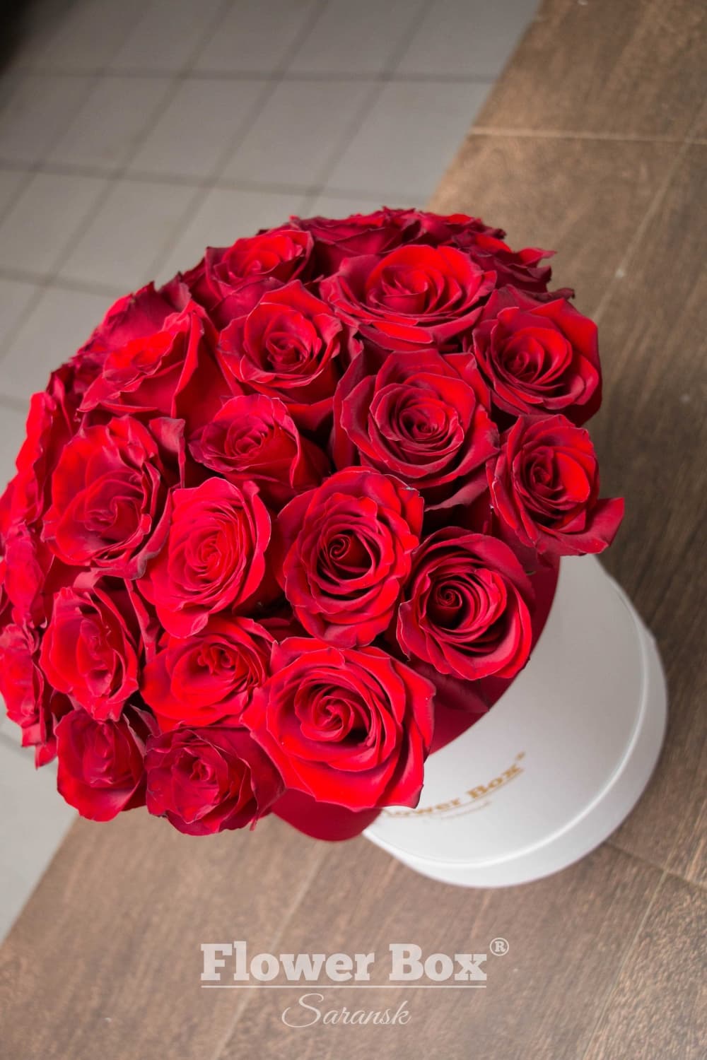 Шляпная коробка размера M с 33 красными розами №318 - Фото 3