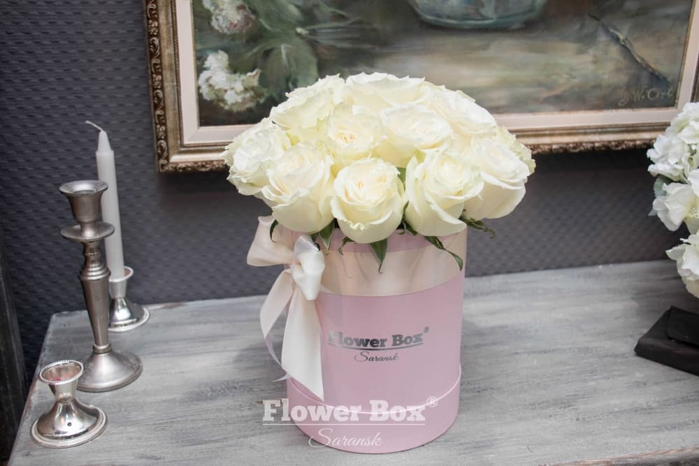 Шляпная коробка размера S розовая с 21 белой розой №320 - Фото 2