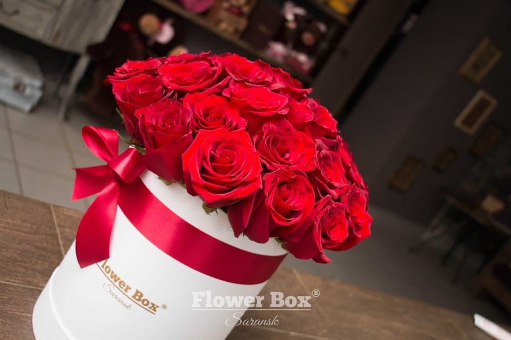 Шляпная коробка размера M с 33 красными розами №318 - Фото 2