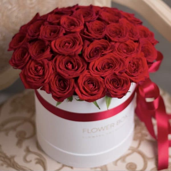 Шляпная коробка белая размера М с 41 красной розой №370 - Фото 14