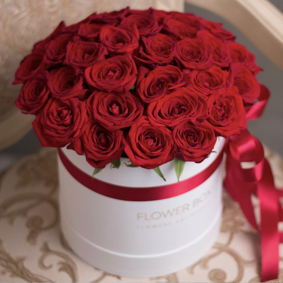 Шляпная коробка белая размера М с 41 красной розой №370 - Фото 1