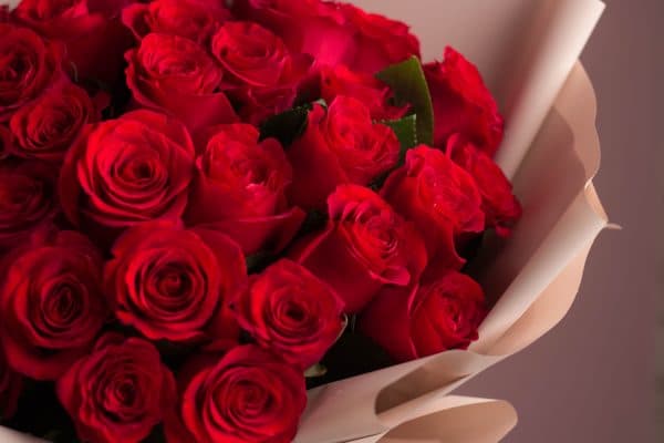 Красные розы в бежевом оформлении (41 шт) №512 - Фото 445