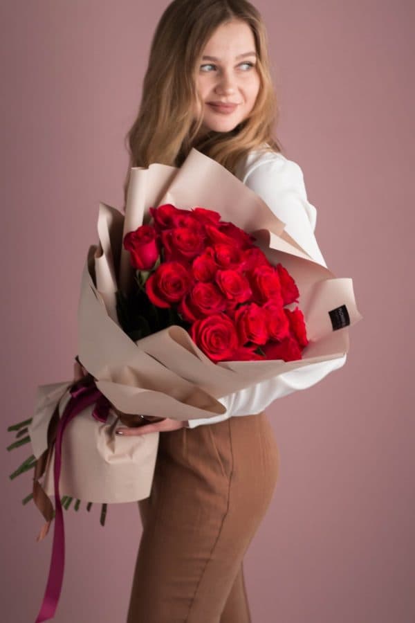 Классический букет из 21 красной розы в авторском оформлении №511 - Фото 7