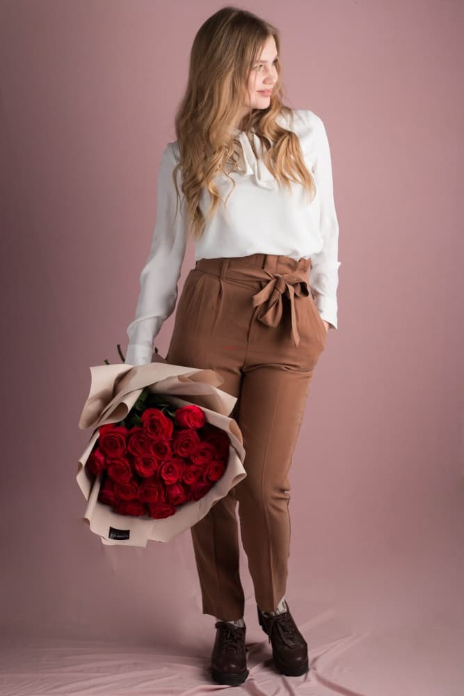 Классический букет из 21 красной розы в авторском оформлении №511 - Фото 3