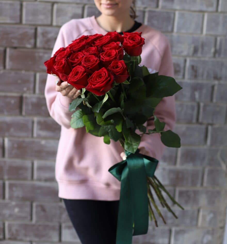 Красные розы в ленту (Россия, 21 шт) №1109 - Фото 1