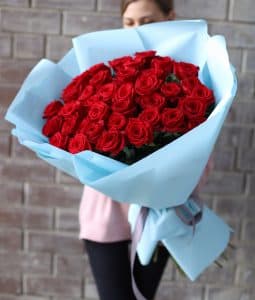 Розы красные в небесно-голубом оформлении (Россия, 41 шт) №1110 - Фото 6