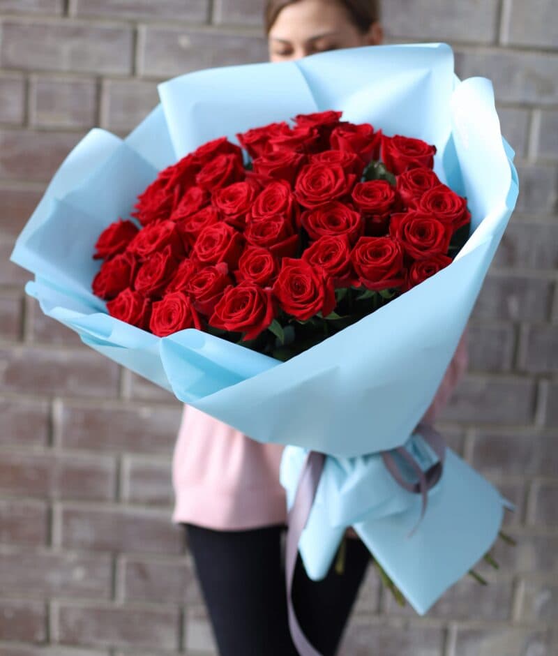 Розы красные в небесно-голубом оформлении (Россия, 41 шт) №1110 - Фото 3