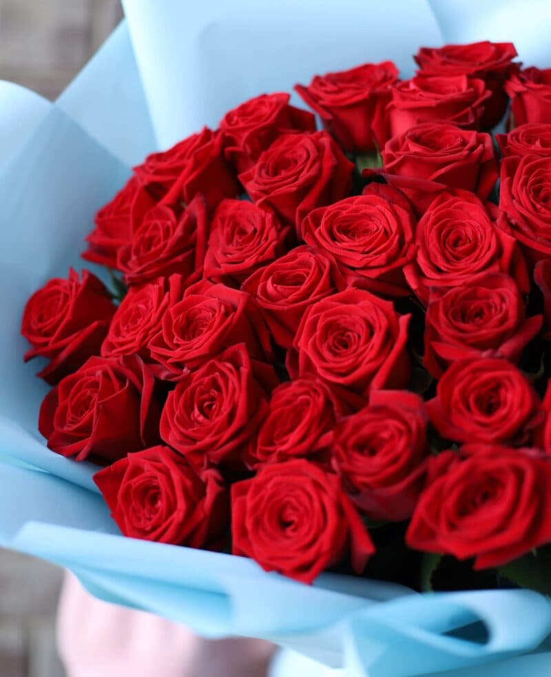 Розы красные в небесно-голубом оформлении (Россия, 41 шт) №1110 - Фото 2