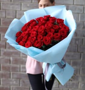 Розы красные в небесно-голубом оформлении (Россия, 41 шт) №1110 - Фото 4