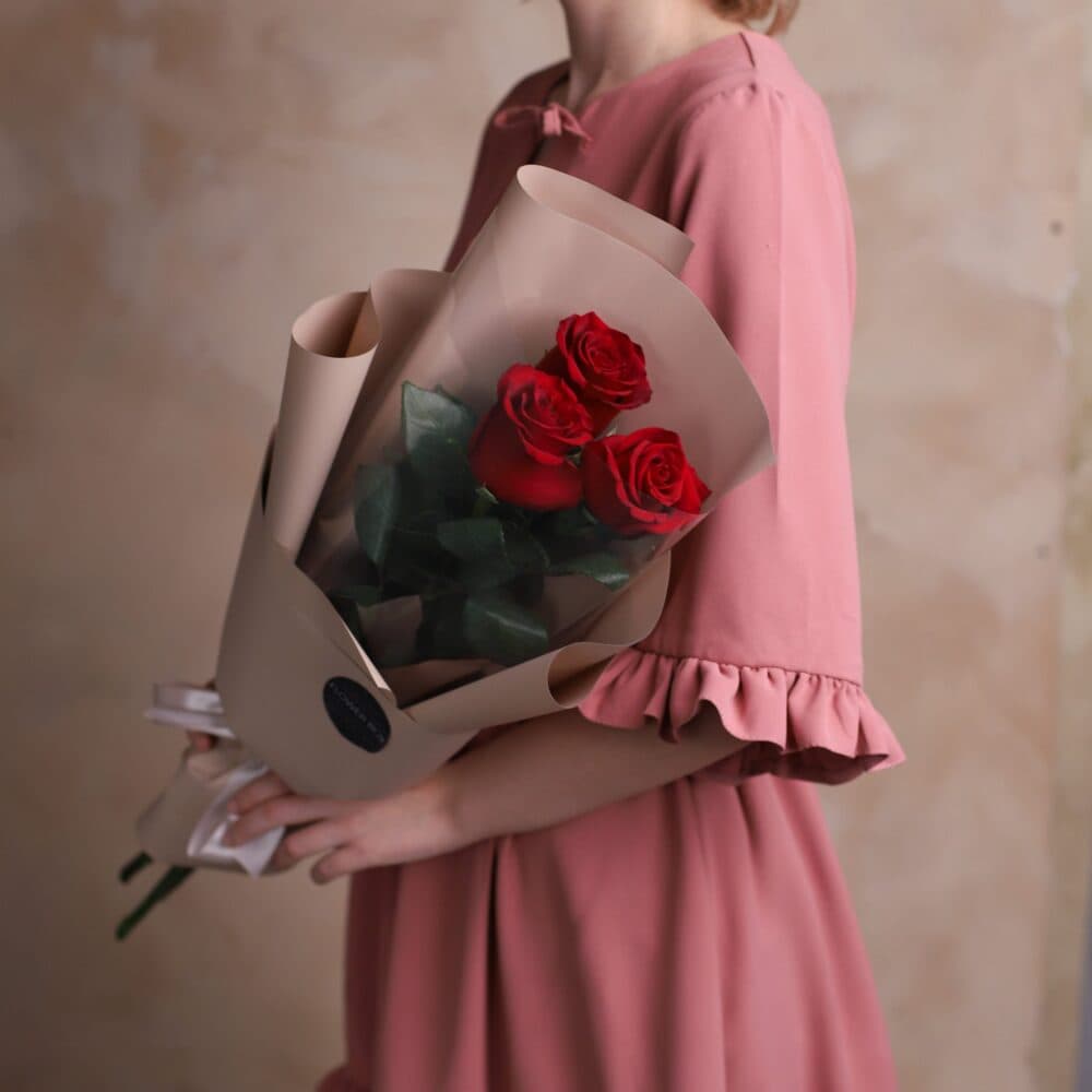 Красные розы в бежевом оформлении (3шт) №1010 - Фото 2