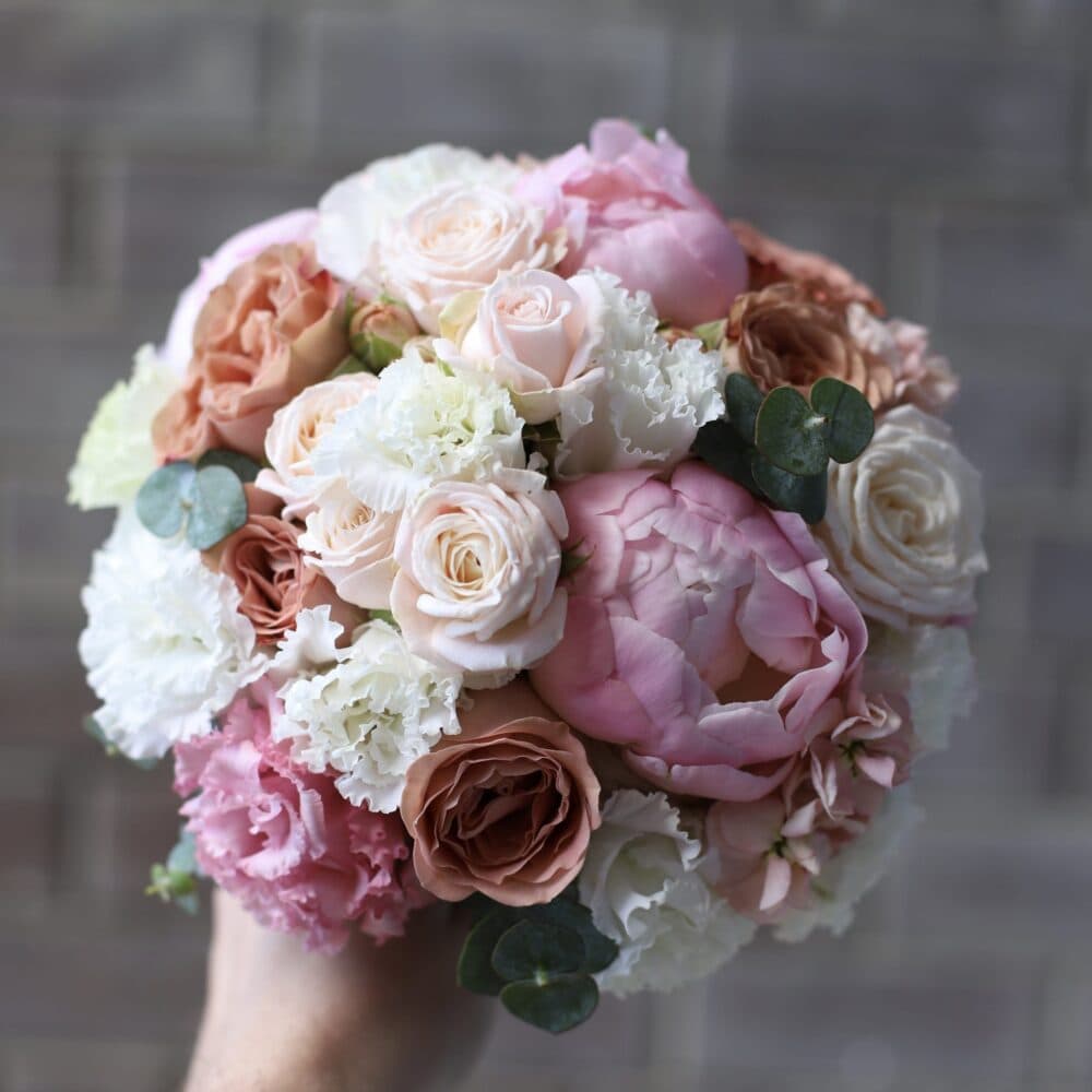 Букет невесты с розами капучино и пионами №946 - Фото 1