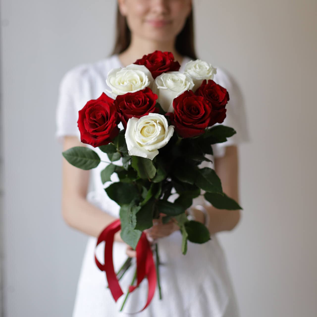 Красные и белые розы в ленту (9 шт) №1033 - Фото 1