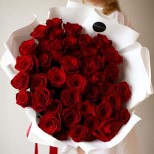 Красные розы в белом оформлении (41 шт) №721 - Фото 4