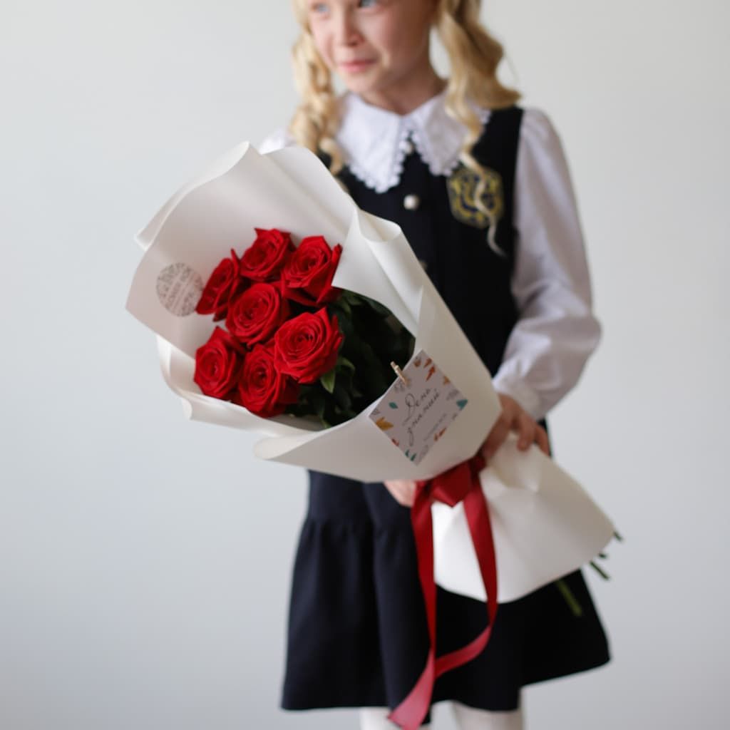 Красные розы в белом оформлении (7 шт) №1772 - Фото 1