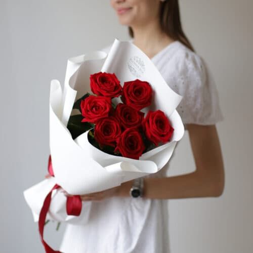 Красные розы в белом оформлении (Россия, 7 шт) №1011 - Фото 1