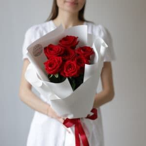 Красные розы в белом оформлении (Россия, 7 шт) №1011 - Фото 4
