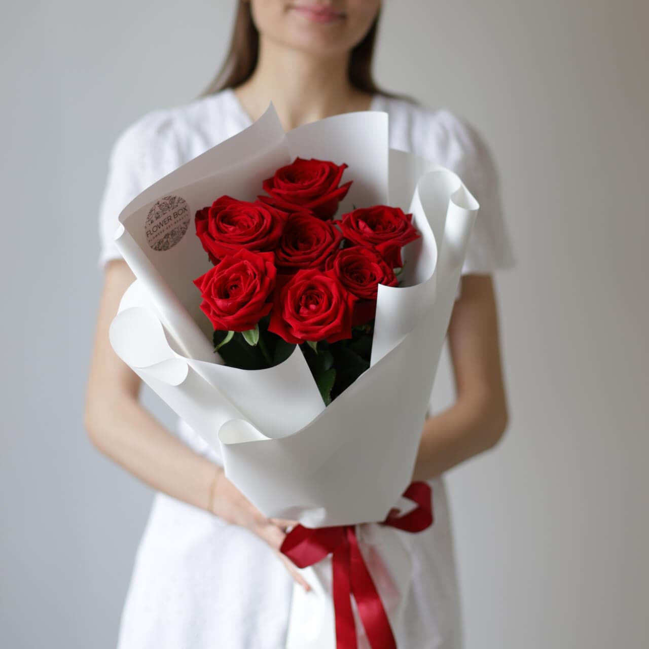 Красные розы в белом оформлении (Россия, 7 шт) №1011 - Фото 6