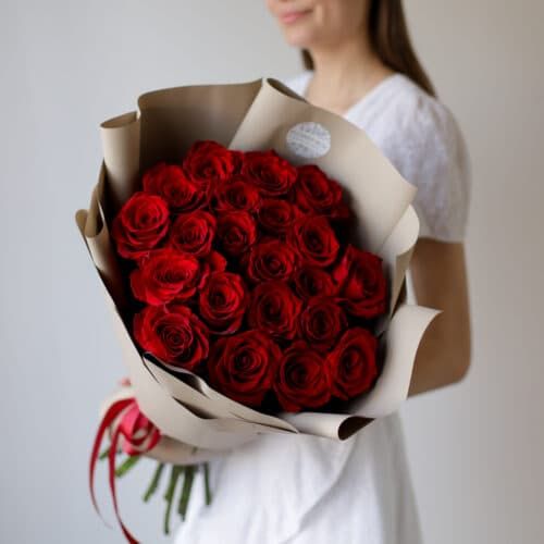 Красные розы в бежевом оформлении (21шт) №511 - Фото 11