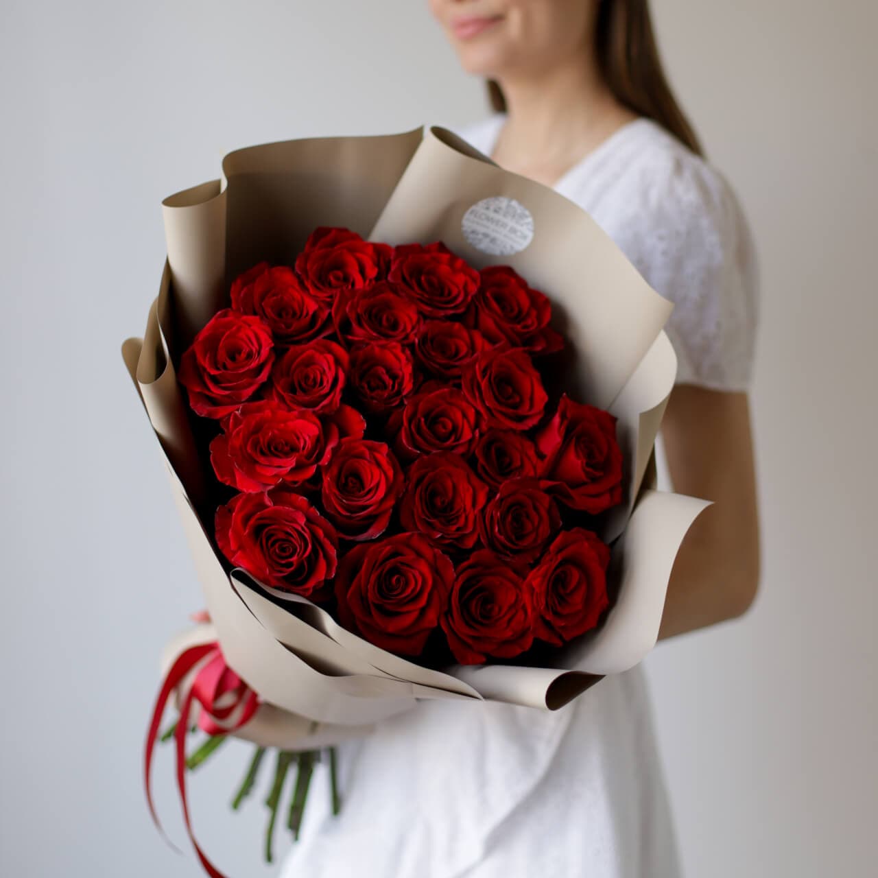 Красные розы в бежевом оформлении (21шт) №511 - Фото 10