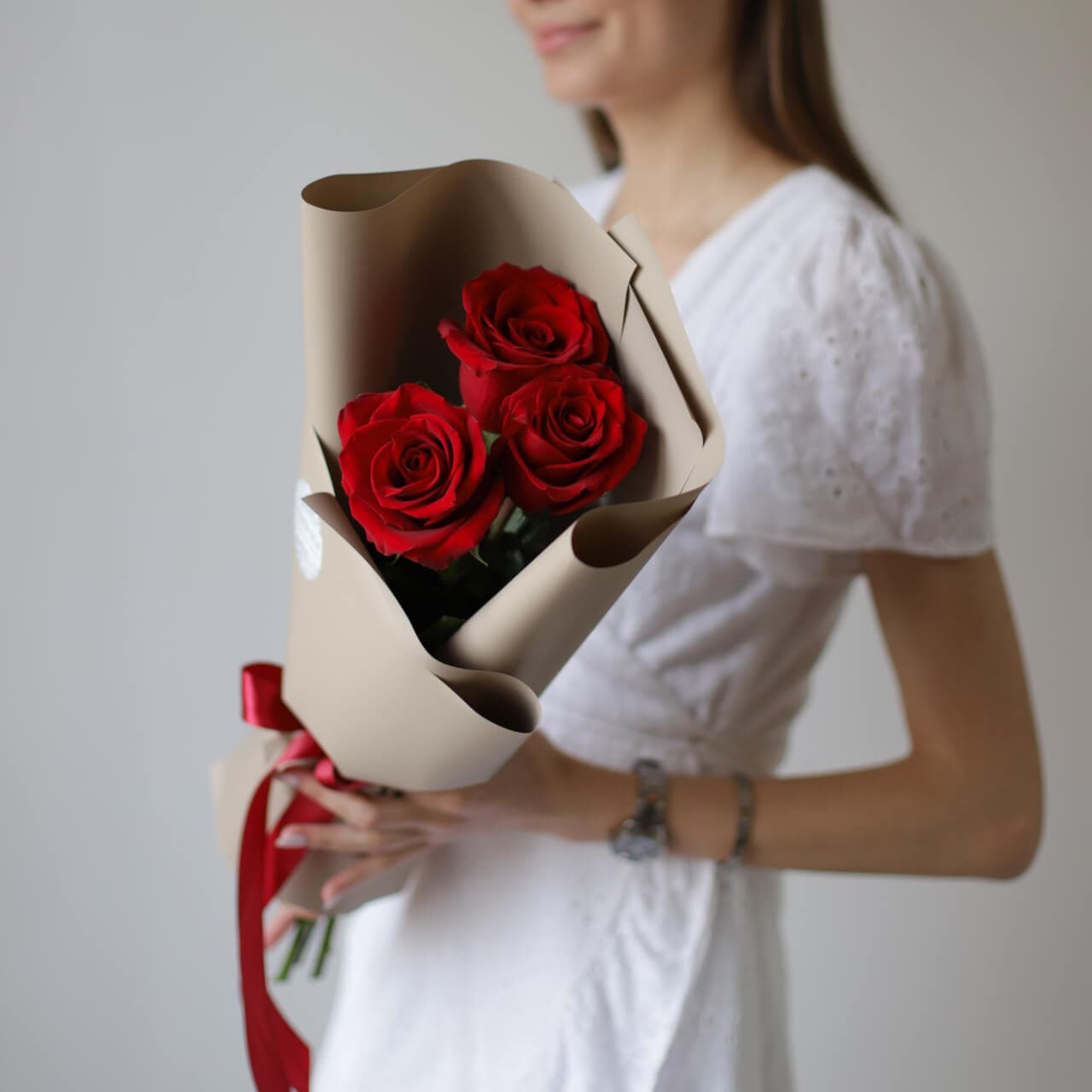 Красные розы в бежевом оформлении (3шт) №1010 - Фото 22