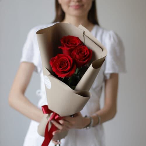 Красные розы в бежевом оформлении (3шт) №1010 - Фото 15