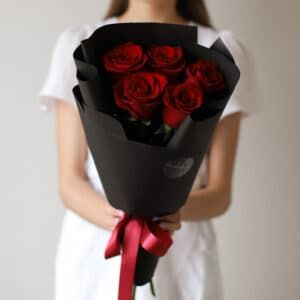 Красные розы в черном оформлении (5 шт) №1575 - Фото 3