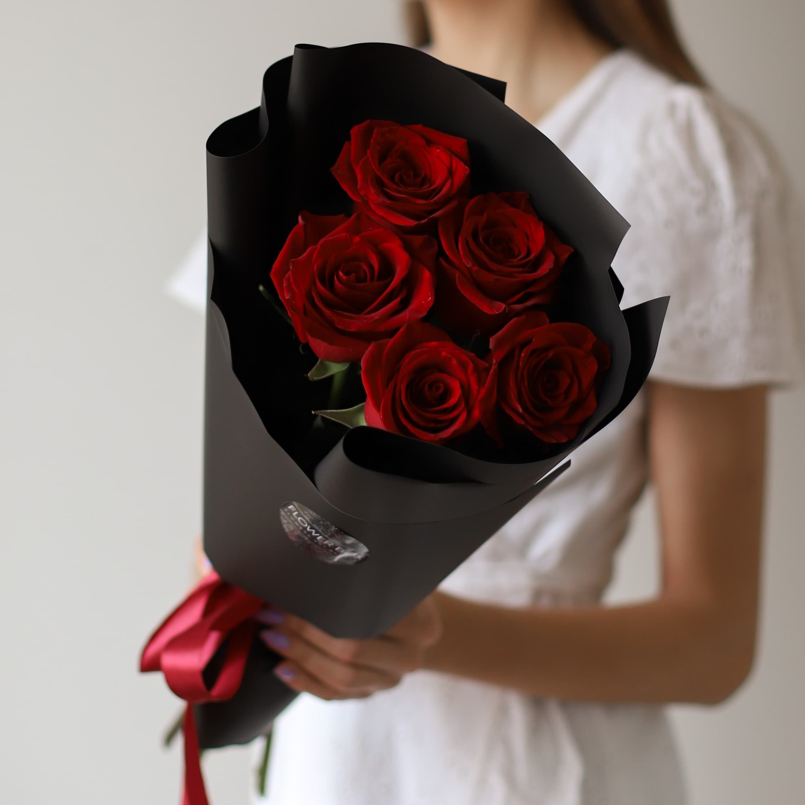 Красные розы в черном оформлении (5 шт) №1575 - Фото 2