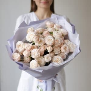 Кустовые пионовидные розы кремового оттенка в лавандовом оформлении №1494 - Фото 3
