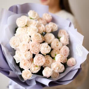 Кустовые пионовидные розы кремового оттенка в лавандовом оформлении №1494 - Фото 4