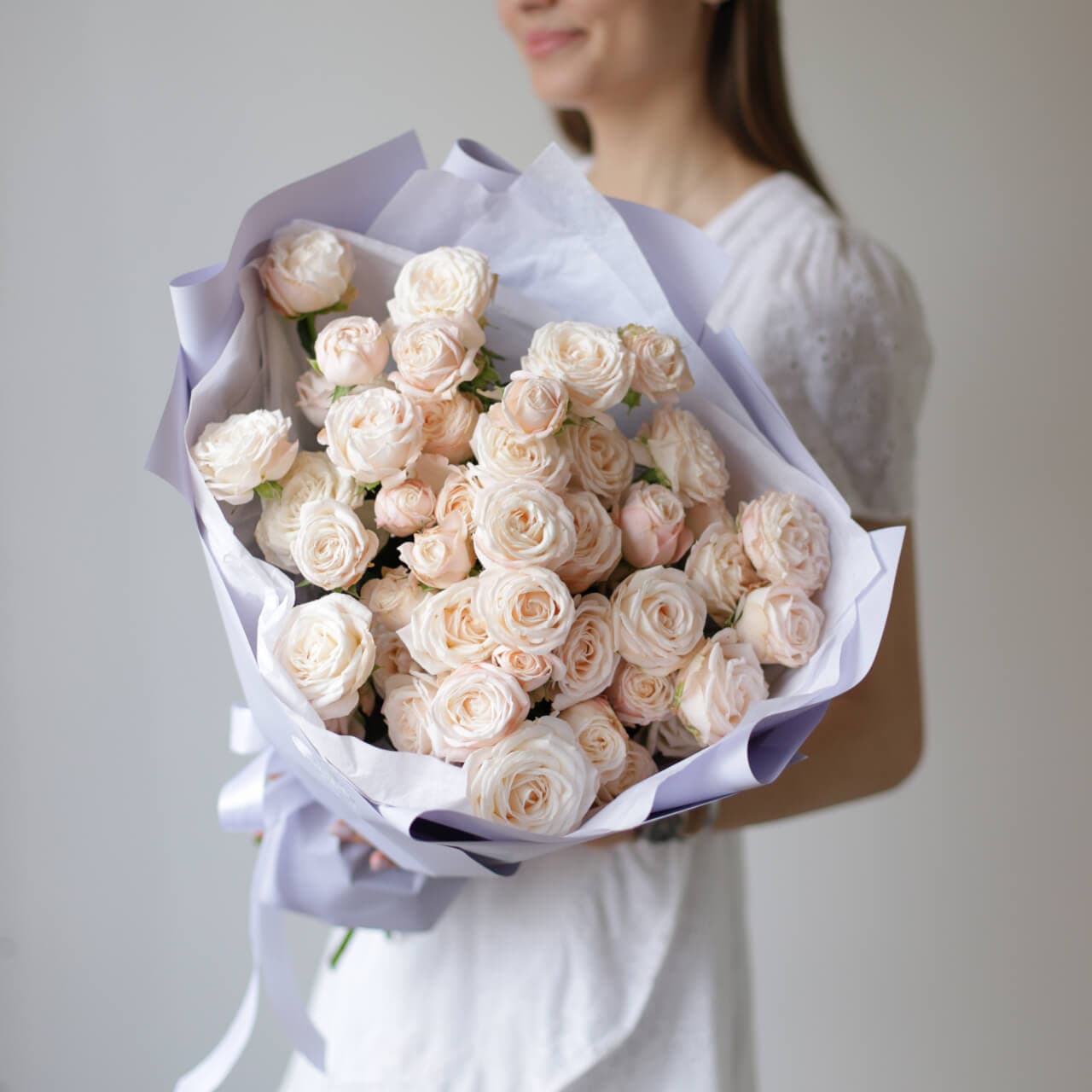 Кустовые пионовидные розы кремового оттенка в лавандовом оформлении №1494 - Фото 24